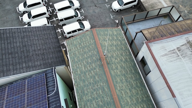 吹田市の現場における屋根全体の劣化状況をドローンで真上から確認