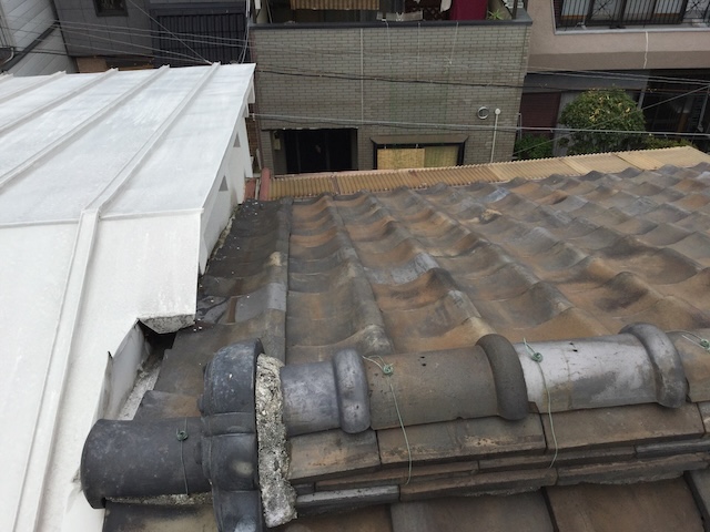 大正区の棟瓦まわりと波板屋根の取り合い部分の劣化状況