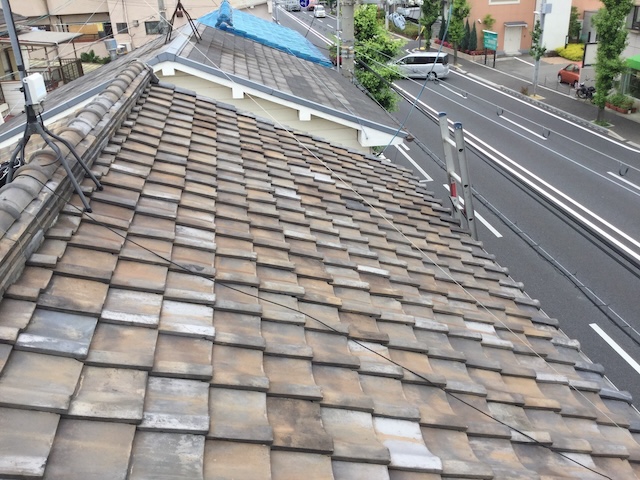 大正区の道路側から見た瓦屋根の劣化点検の様子