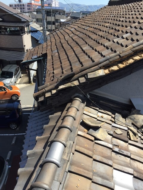 大阪市東住吉区で屋根から瓦の破片が落下｜割れ瓦とズレを点検し雨漏りリスクを確認・部分補修で解決