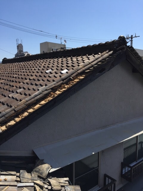 瓦がズレて葺き土（瓦を固定する土）が露出している屋根