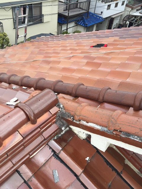 【大阪市都島区】庭に瓦の破片？屋根てっぺんの補修で費用を1/5にする雨漏り対策