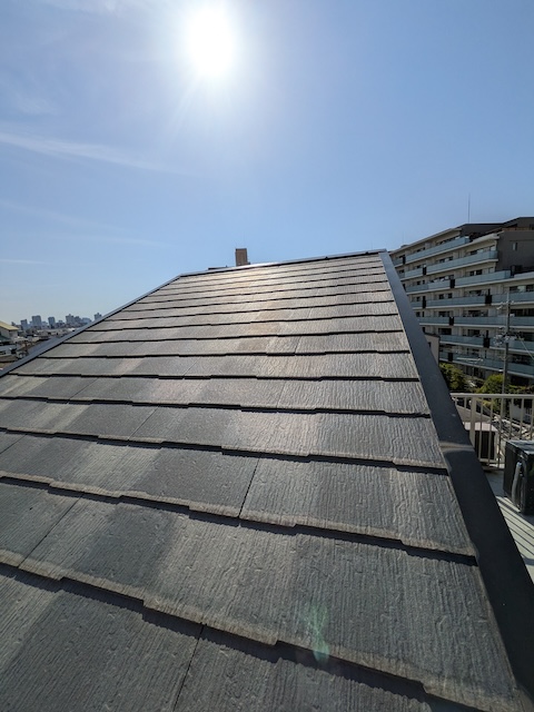 劣化が進行している塔屋のスレート屋根（昔の黒い薄型の屋根材）