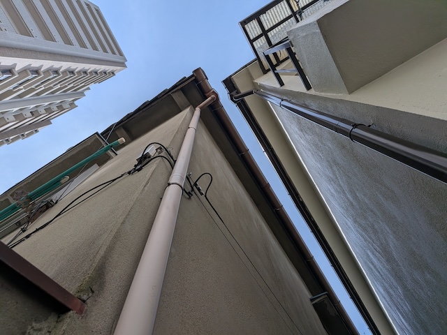 【大阪市城東区】雨樋から水が溢れる！部分交換で隣家への水跳ねを即日解決