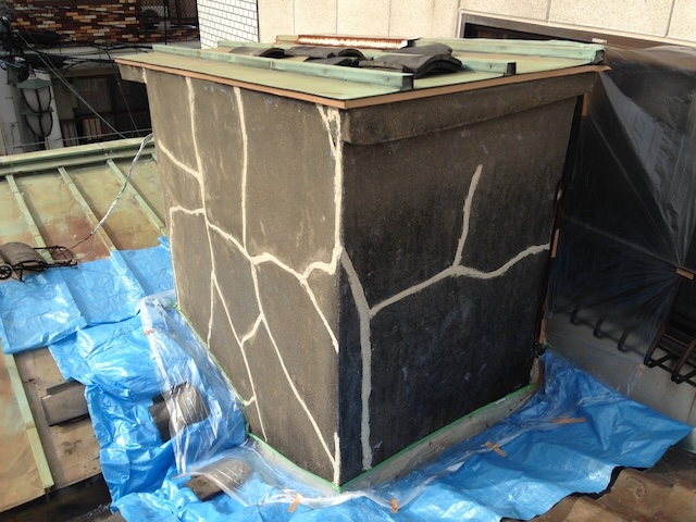 大阪市西成区の雨漏り調査、塔屋外壁のひび割れとコーキング補修の跡