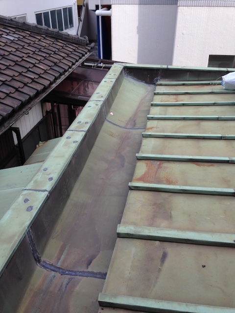 大阪市西成区の雨漏り調査、雨水が滞留しやすい構造の箱樋（内樋）