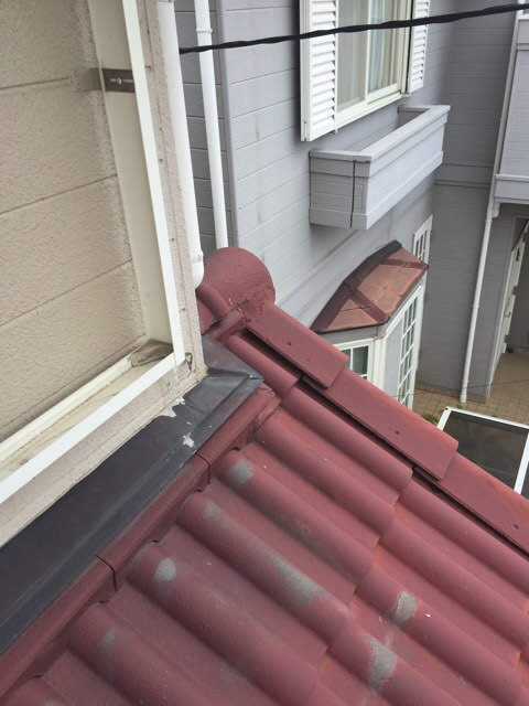 窓下の水切りと屋根が交差する雨水が集中しやすい箇所