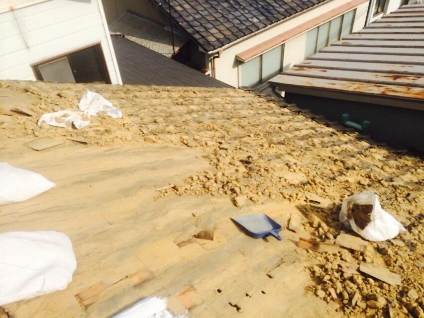 瓦と屋根土を完全に撤去し、古い下地が見えた状態