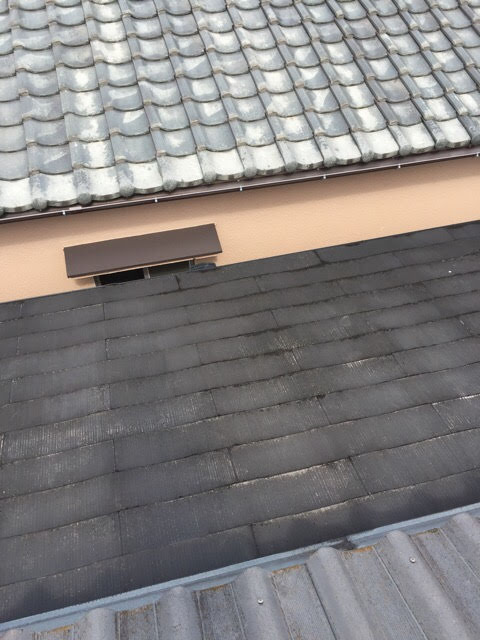 【大阪市城東区】屋根のコケとひび割れを塗装で補修！高額な葺き替えを回避