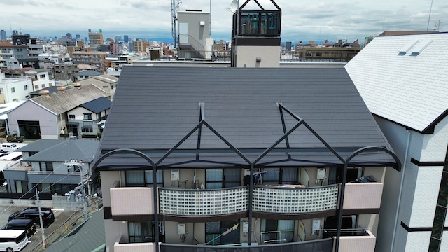 大阪市天王寺区 ガルバリウム鋼板による屋根カバー工法完了後のドローン全景写真