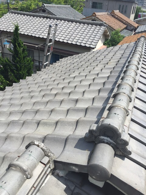 大阪市平野区の瓦屋根全体と、隅棟まわりの漆喰劣化状況