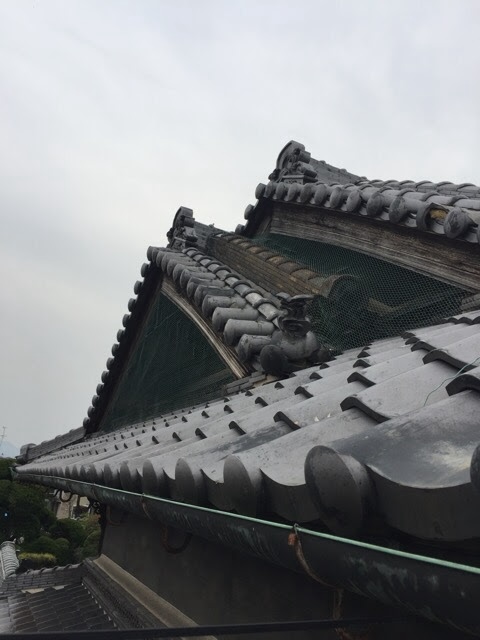 瓦のズレと漆喰（瓦を固定する素材）の劣化による雨水侵入リスク
