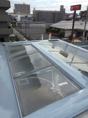 堺市北区でガラス屋根の隙間をコーキング補修！雨漏りを防ぐ低価格な解決策