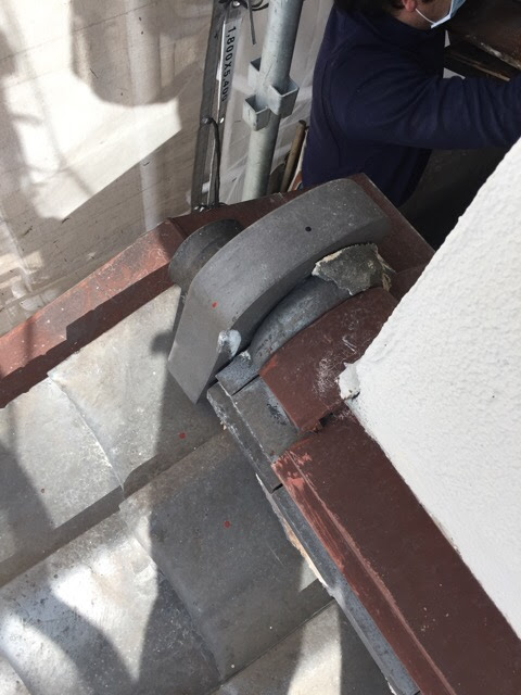 松原市の屋根で発見された棟瓦の漆喰剥がれと葺き土の露出