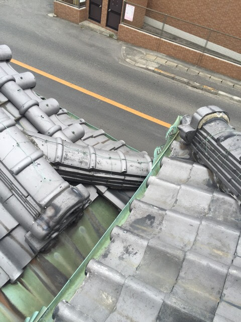 堺市西区の雨漏りの原因となった銅製谷樋（屋根の金属）の腐食状況