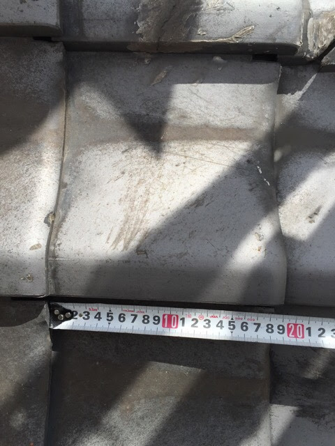 松原市の現地調査でメジャーを使用し瓦のズレを計測する様子