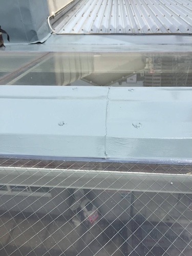 堺市北区の現地調査で確認された板金ジョイント部と既存シーリングの劣化状況
