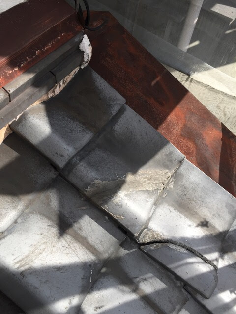 和瓦の割れ目から雨水が侵入するリスクがある松原市の屋根