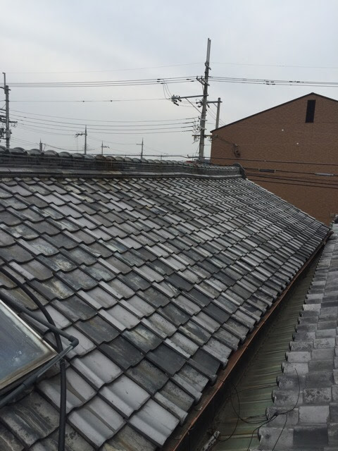 【堺市西区】波打つ瓦屋根を金属屋根へ葺き替え！耐震化で倒壊防止