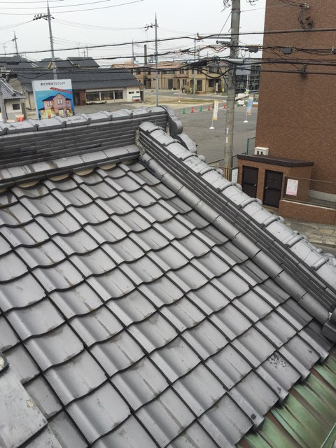 重い土葺き瓦による屋根下地（野地板）のたわみ 