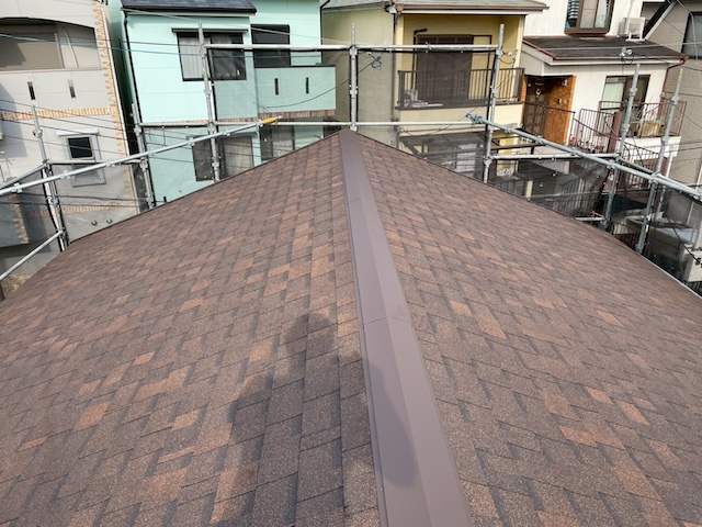 藤井寺市での屋根葺き替え工事完了後。軽量で耐震性の高いアスファルトシングル「ニチハ アルマ」へ葺き替えた全景。