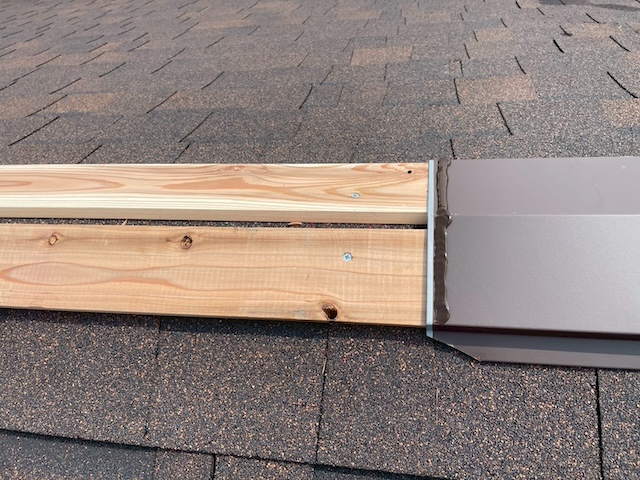ニチハ アルマ葺き替え時の棟部分の施工。貫板の設置と雨水の侵入を防ぐ防水シーリング処理の接写。