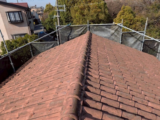 藤井寺市での施工前、雨漏りの原因となっていた築30年のセメント瓦の屋根