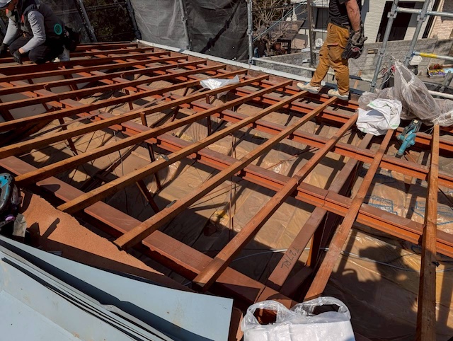 古い屋根材と下地をすべて撤去し、屋根の土台となる垂木（たるき）の点検と補修を行う準備工程。