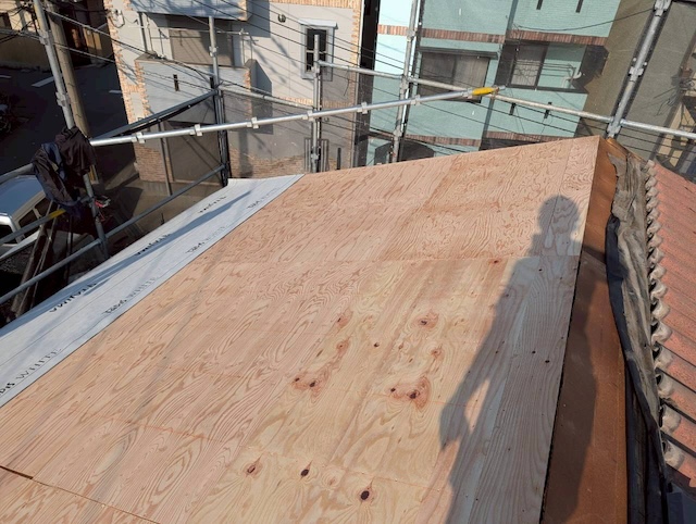 新しい構造用合板（厚さ12mmの野地板）を隙間なく張り直し、屋根全体の強度を高めた状態。