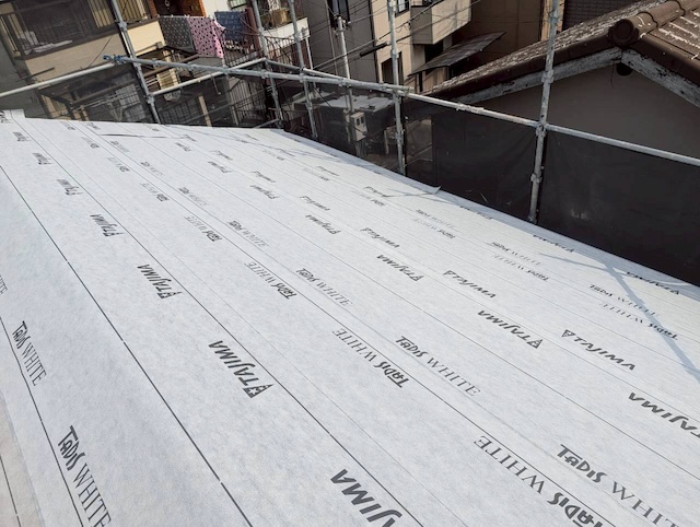 新しい野地板の上に、耐久性に優れた改質アスファルトルーフィング（タディスホワイト）を敷き詰めた確実な防水対策。