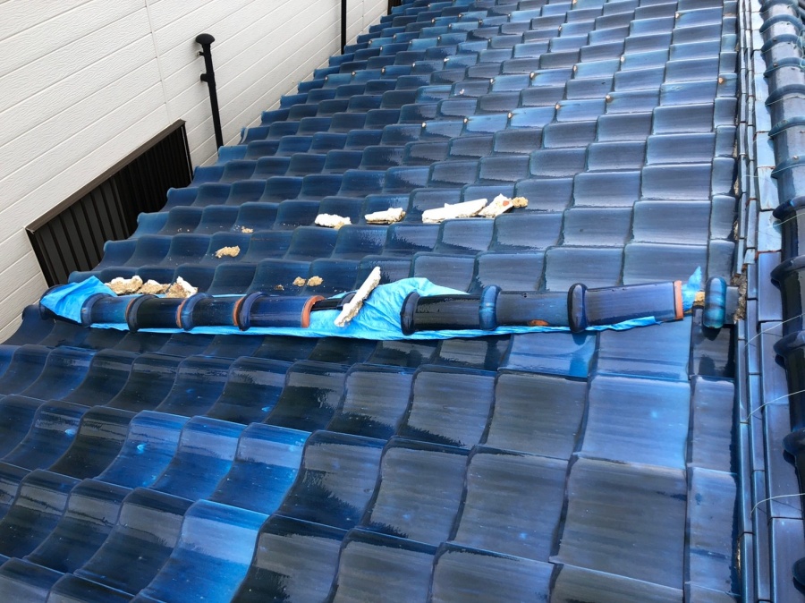 八尾市での現地調査・ズレた日本瓦と散乱した漆喰（しっくい）の様子