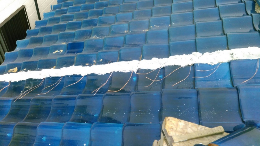 八尾市の瓦修理・新しい漆喰と固定用の銅線を設置した様子