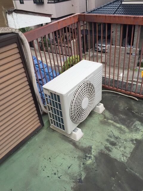 大阪市旭区｜ベランダ床の変色と剥離を無料診断！長雨の雨漏りを防ぐ防水工事