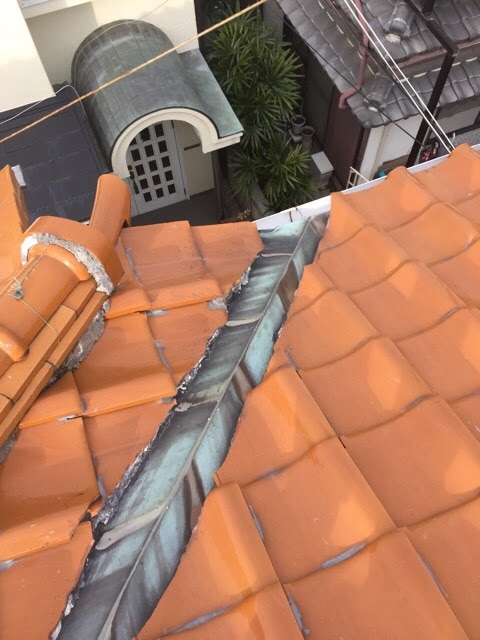 大阪市住之江区での屋根調査。劣化が進み、穴が開く危険性のある谷板金の全体像。