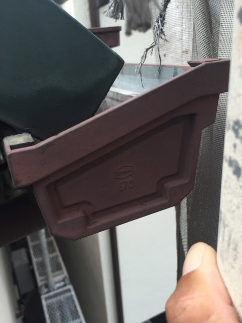 大阪市平野区｜雨樋から滝のように水が溢れる！原因と部分修理での解決策