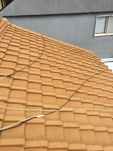 【大阪市平野区】庭の白い欠片は危険信号！屋根のてっぺんの部分修理で雨漏りを防ぐ