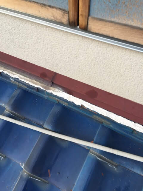 富田林市 雨漏り 棟瓦 過剰コーキング 漆喰 穴
