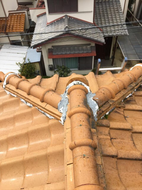 大阪市平野区の瓦屋根。過去の不適切なコーキング補修により、雨水の逃げ道がなくなり内部滞留を起こしている危険な状態。