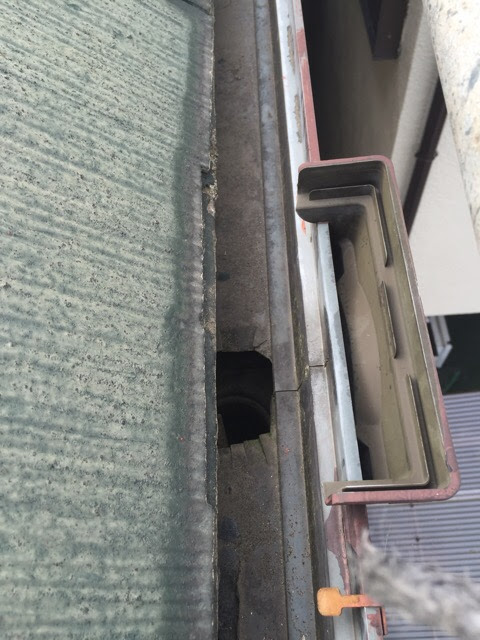 大阪市平野区｜庭や雨樋に落ちる「黒い欠片」の正体はスレート屋根の割れ！放置リスクと屋根補修