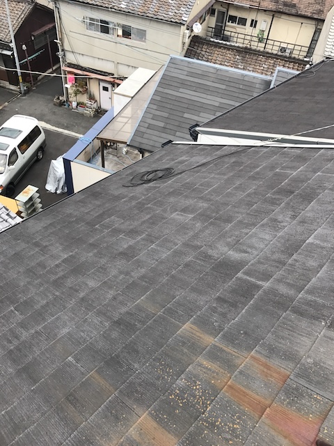 白化と茶色汚れの屋根