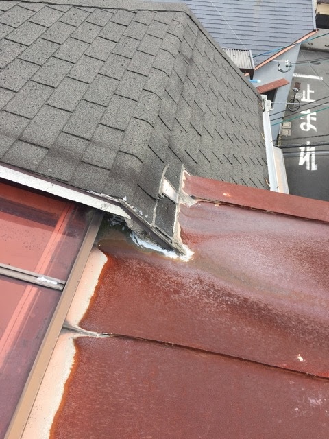 大阪市生野区桃谷で確認したアスファルトシングル屋根とポリカ屋根の取り合い部防水不良と見切り浮き