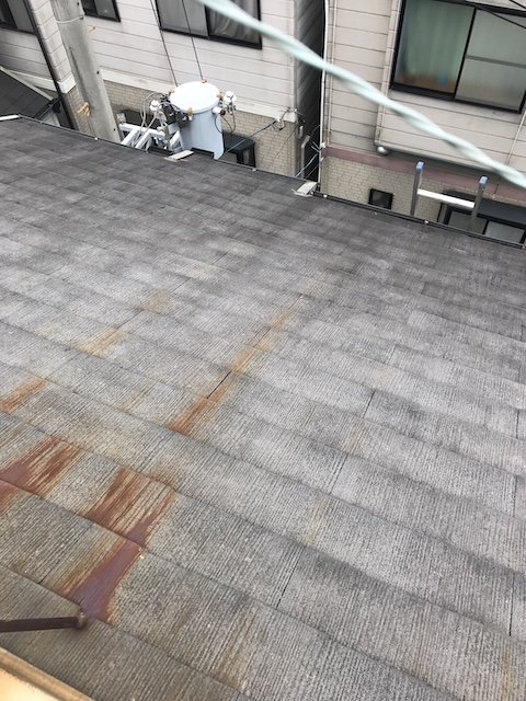 屋根面に広がる茶色い跡