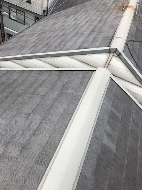 大阪市北区で複雑な屋根を点検、谷板金や取り合い部の劣化と長雨時の雨漏りリスクを確認