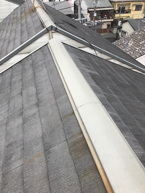大阪市北区で確認した棟板金の錆と継ぎ目の開き、シーリング切れを調査した屋根点検