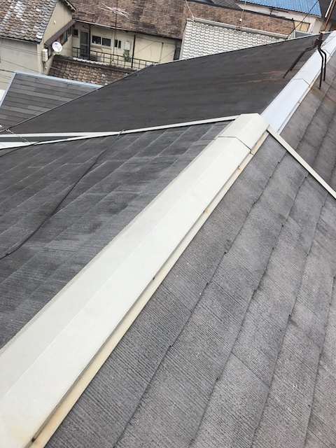 谷板金と屋根上の配線