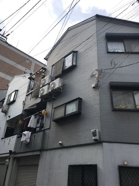 大阪市北区で屋根の色あせと茶色い汚れ、スレートの白化を確認した現地調査