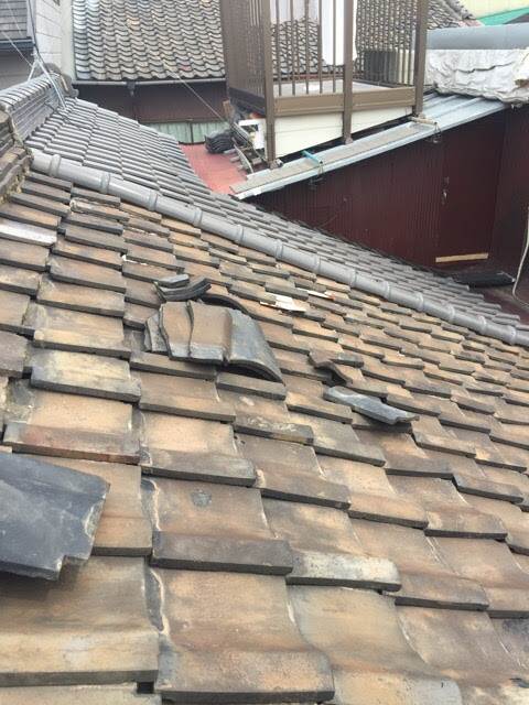 【大阪市大正区】瓦の落下指摘を即日養生！葺き替えで賠償リスクを回避