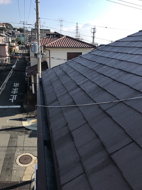 大阪府和泉市で確認したスレート屋根の色あせ・白化と面ごとの色むら調査