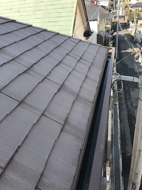 大阪府和泉市で確認したスレート屋根の白化と艶引け、塗膜劣化が進んだ屋根塗装前の現地調査