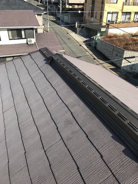 艶が落ちた棟付近の屋根